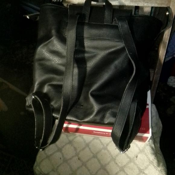 Poverty flats large leather backpack - Picture 5 of 10